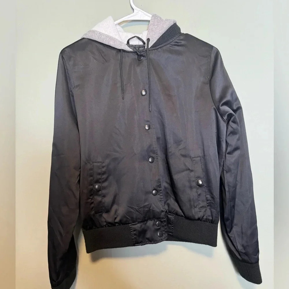 American Eagle Womens Black Satin Bomber Jacket with Gray Hood Snaps Closed Sz M